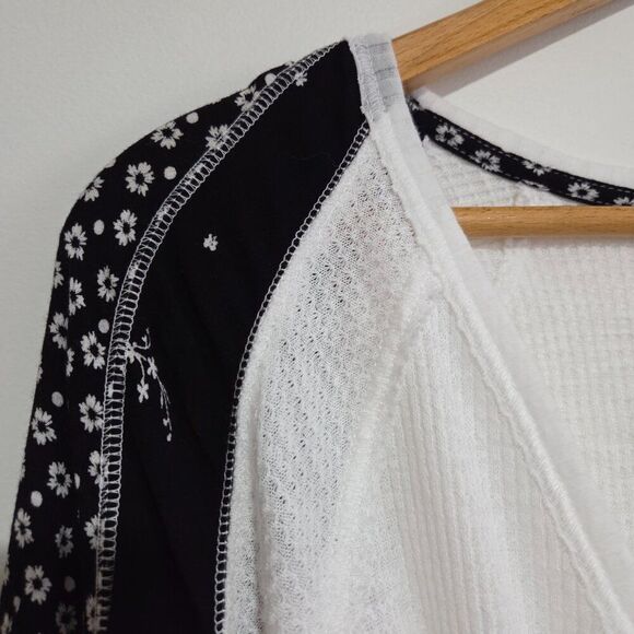 LIKE NEW FREE PEOPLE DEEP SURPLICE V NECK BOHO LONGSLEEVES TOP SIZE MEDIUM - Picture 6 of 15